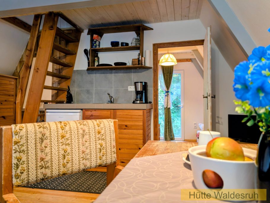 Küche & Essbereich Blick auf die Holzküche und den Essbereich der Finnhütte