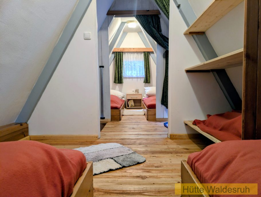 Familien-Schlafzimmer Helles Schlafzimmer mit Holzregalen und gemütlichen Betten