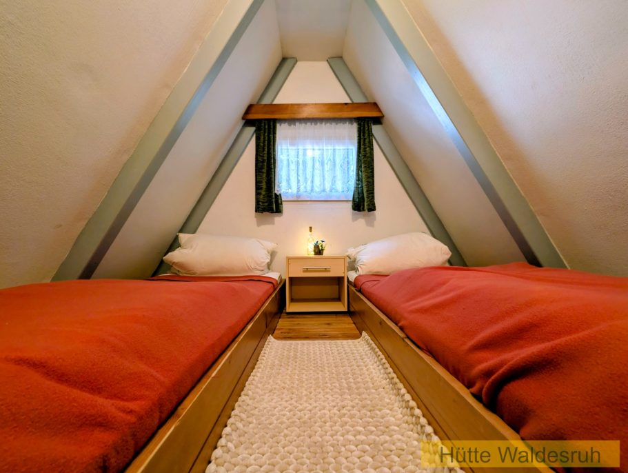 Schlafzimmer Dachgeschoss Schlafbereich im Dachgeschoss der Finnhütte mit zwei Einzelbetten und Holzverkleidung