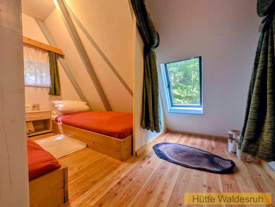 Schlafraum mit Ausblick Schlafzimmer unter der Dachschräge mit Fenster ins Grüne