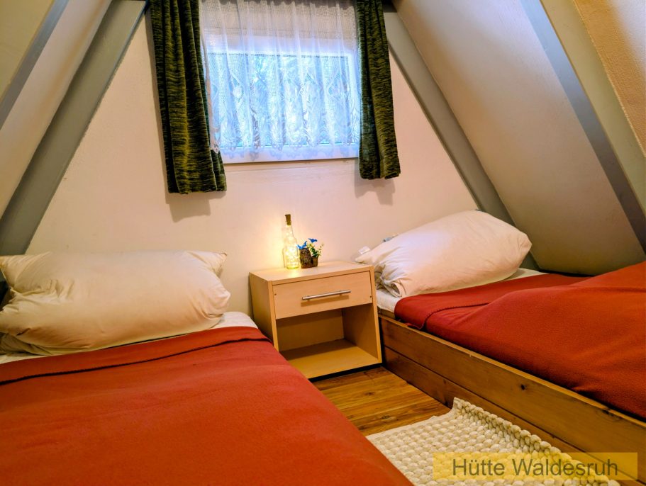 Schlafbereich Details Gemütliches Bett mit Nachttischlampe im holzverkleideten Schlafzimmer