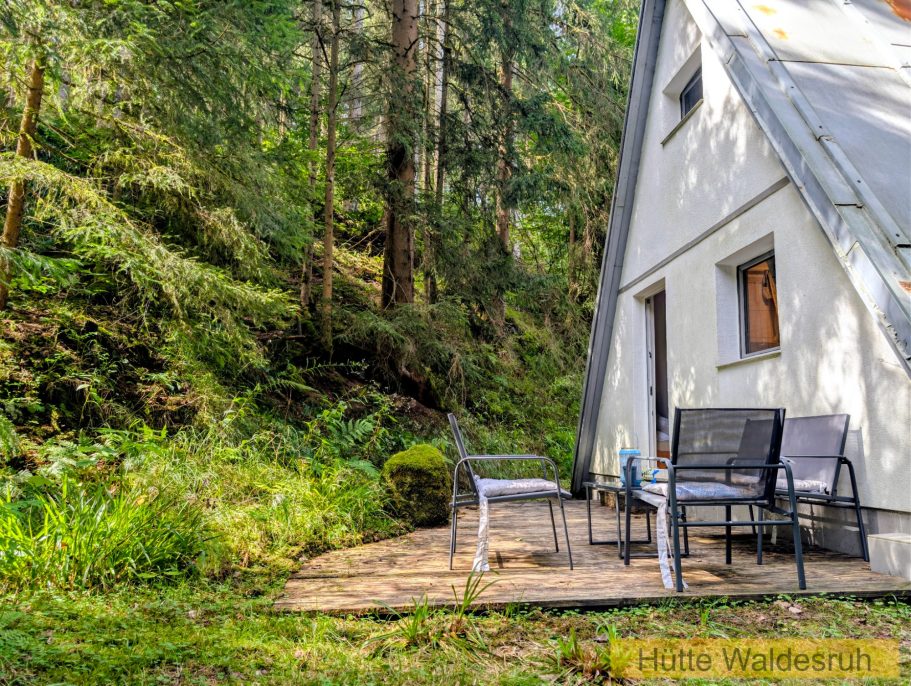 Terrasse Hütte Waldesruh Sonnige Terrasse der Finnhütte Waldesruh mit Blick in den Wald